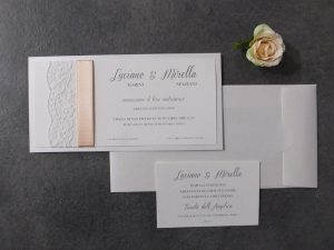 partecipazione matrimonio pizzo e nastro rosa cipria elegante