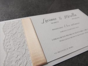 partecipazione personalizzata stile classico ed elegante con pizzo e nastro color pesca