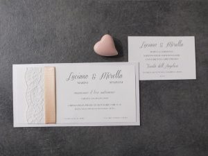 partecipazione personalizzata stile classico ed elegante con pizzo e nastro color pesca