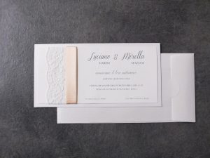 partecipazione personalizzata stile classico ed elegante con pizzo e nastro color pesca