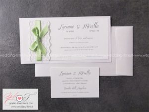 Partecipazione Matrimonio elegante e romantica decorata con pizzo e nastro in raso