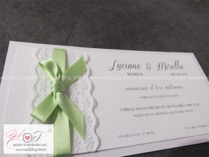 Partecipazione Matrimonio elegante e romantica decorata con pizzo e nastro in raso