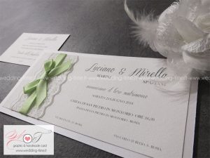 Partecipazione Matrimonio elegante e romantica decorata con pizzo e nastro in raso