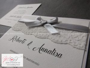 partecipazione matrimonio decorata con pizzo e nastro in raso elegante e raffinata