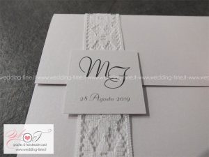 partecipazione matrimonio elegante con fascia in pizzo bianco raffinata e moderna