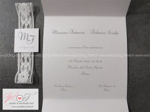 partecipazione matrimonio elegante con fascia in pizzo bianco raffinata e moderna