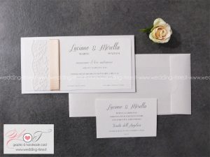 Elegante partecipazione di matrimonio con fascia in pizzo rachel e nastro. Raffinata e regale.