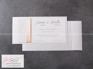 Elegante partecipazione di matrimonio con fascia in pizzo rachel e nastro. Raffinata e regale.
