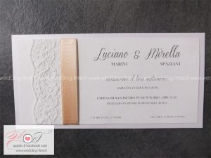 Elegante partecipazione di matrimonio con fascia in pizzo rachel e nastro. Raffinata e regale.