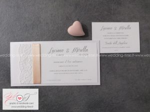Elegante partecipazione di matrimonio con fascia in pizzo rachel e nastro. Raffinata e regale.