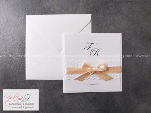partecipazione di matrimonio elegante con pizzo e nastro salmone