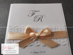 partecipazione di matrimonio elegante con pizzo e nastro salmone
