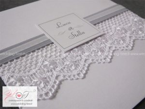 partecipazione matrimonio elegante con pizzo macramè e nastro