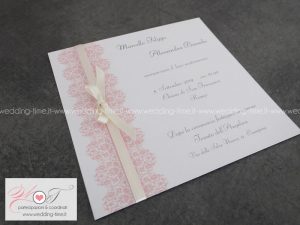 partecipazione matrimonio elegante con grafica in pizzo stampato e nastrino con fiocco