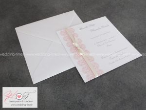 partecipazione matrimonio elegante con grafica in pizzo stampato e nastrino con fiocco
