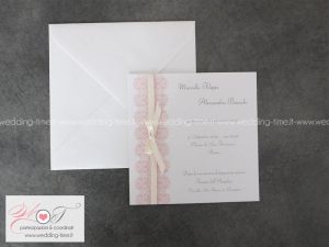 partecipazione matrimonio elegante con grafica in pizzo stampato e nastrino con fiocco