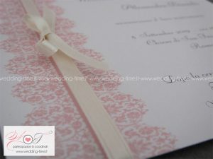 partecipazione matrimonio elegante con grafica in pizzo stampato e nastrino con fiocco