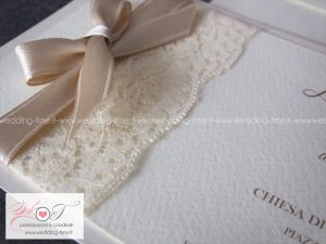 partecipazione matrimonio elegante e romantica con pizzo e nastro