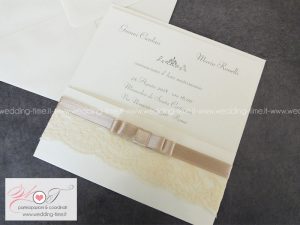 partecipazione matrimonio elegante con pizzo e tasca con nastro e fiocco piatto
