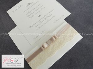 partecipazione matrimonio elegante con pizzo e tasca con nastro e fiocco piatto
