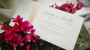 partecipazione elegante con pizzo e fiori ciclamini