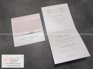 partecipazione di nozze con pizzo alto e fiocco deluxe su base rosa cipria