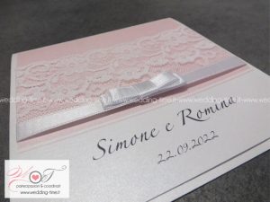 invito di nozze con pizzo alto e fiocco deluxe su base rosa cipria