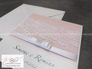 invito di nozze con pizzo alto e fiocco deluxe su base rosa cipria