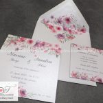invito di nozze con stampa floreale rosa